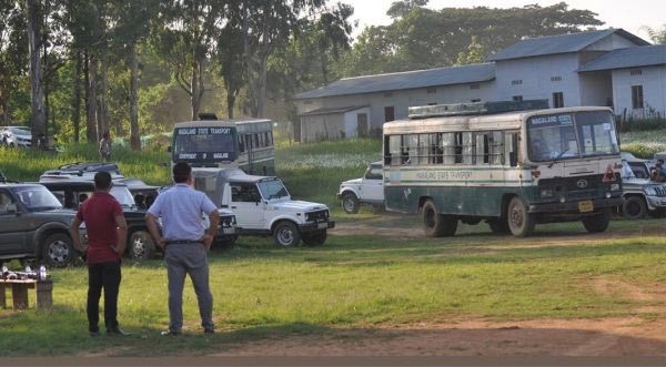 Buses carrying 34 male and 5 female Chennai returnees from Dimapur reached GHSS Ground, Jalukie town on June 2 evening, after they tested negative for COVID-19 symptoms from Dimapur. (DIPR Photo) 